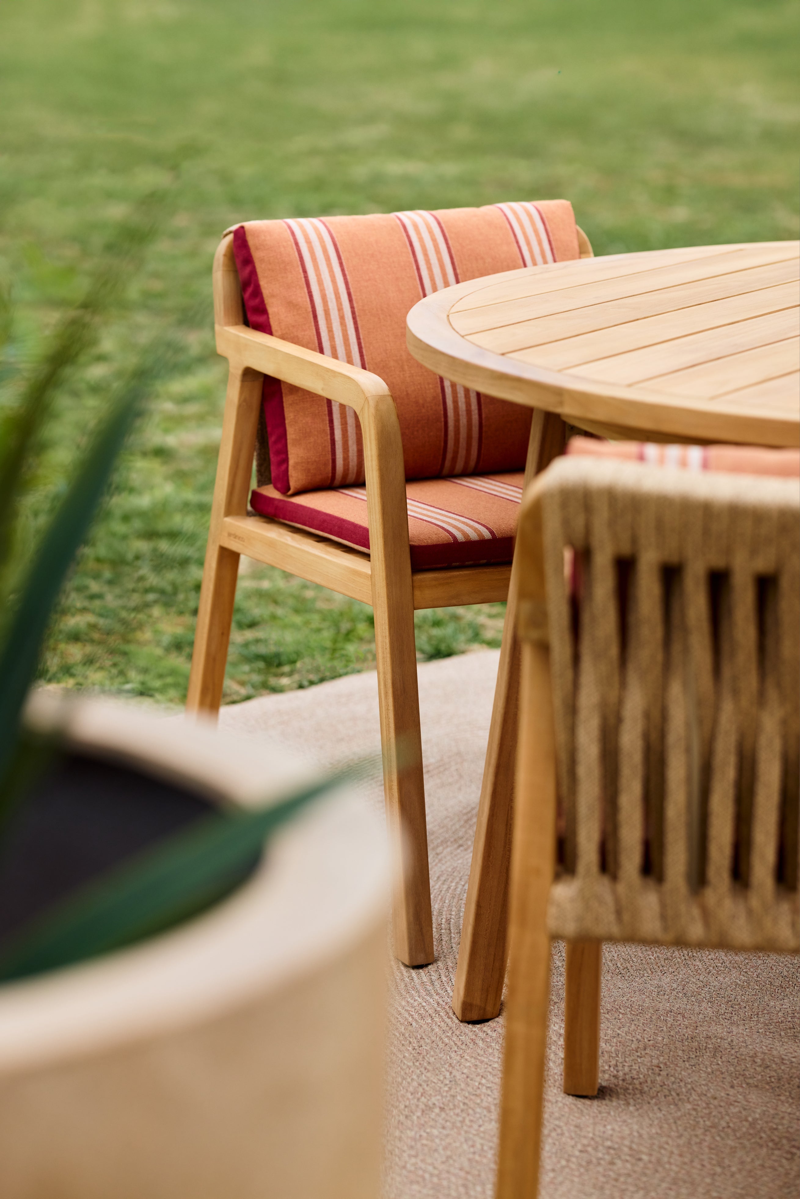 Kaia - Dining table Jardinico