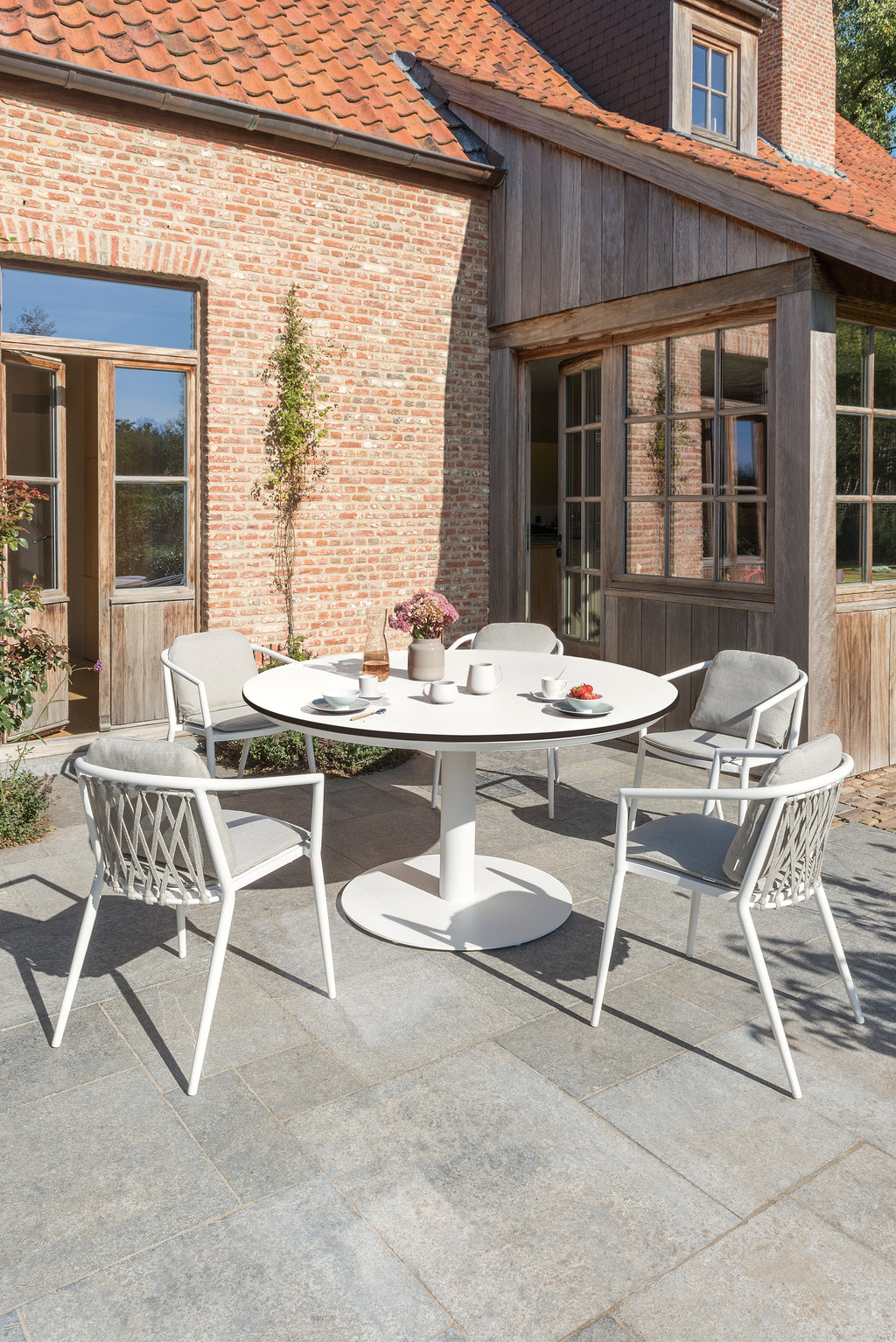 Alexa - Round dining table Diphano
