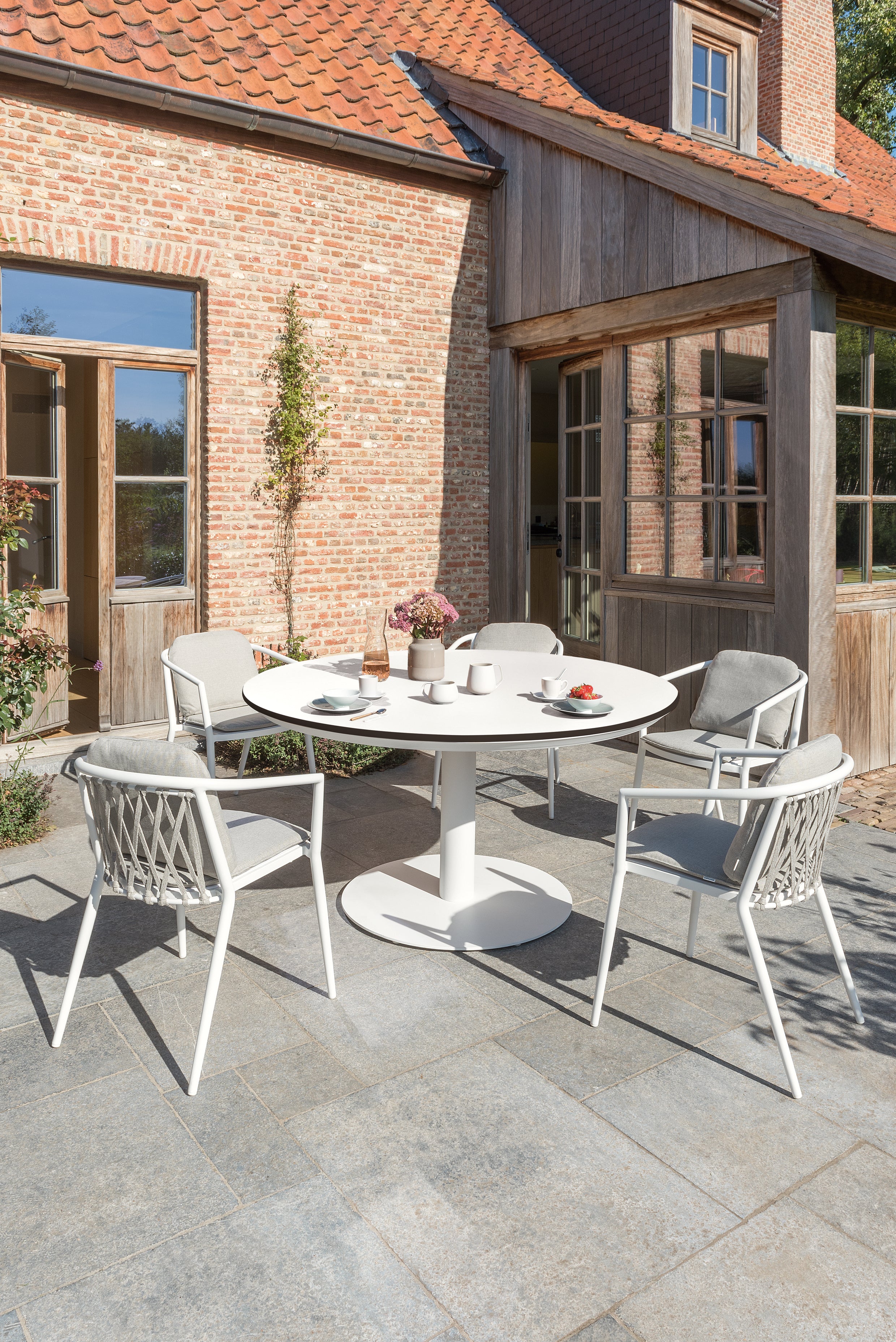 Alexa - Round dining table Diphano