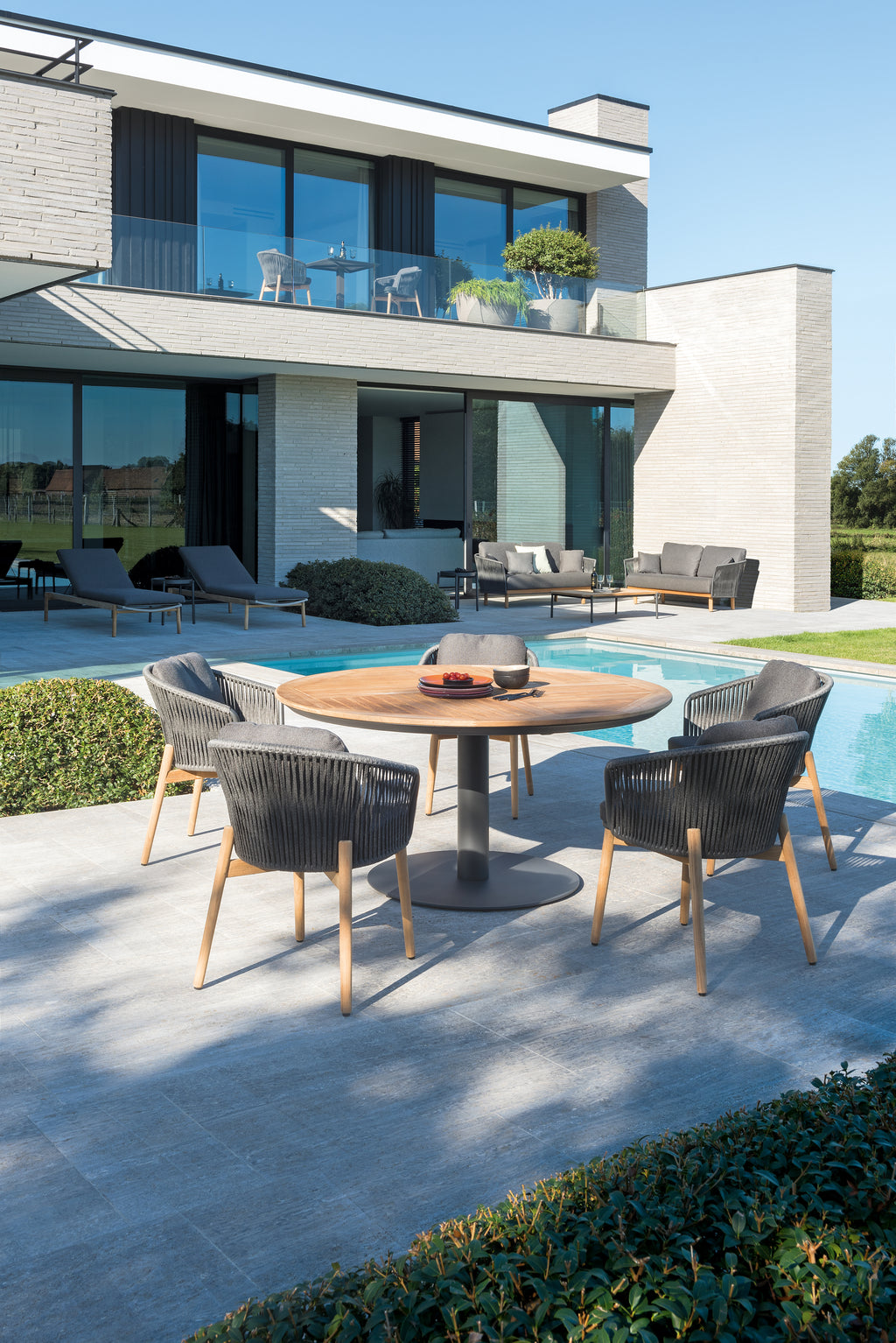Alexa - Round dining table Diphano