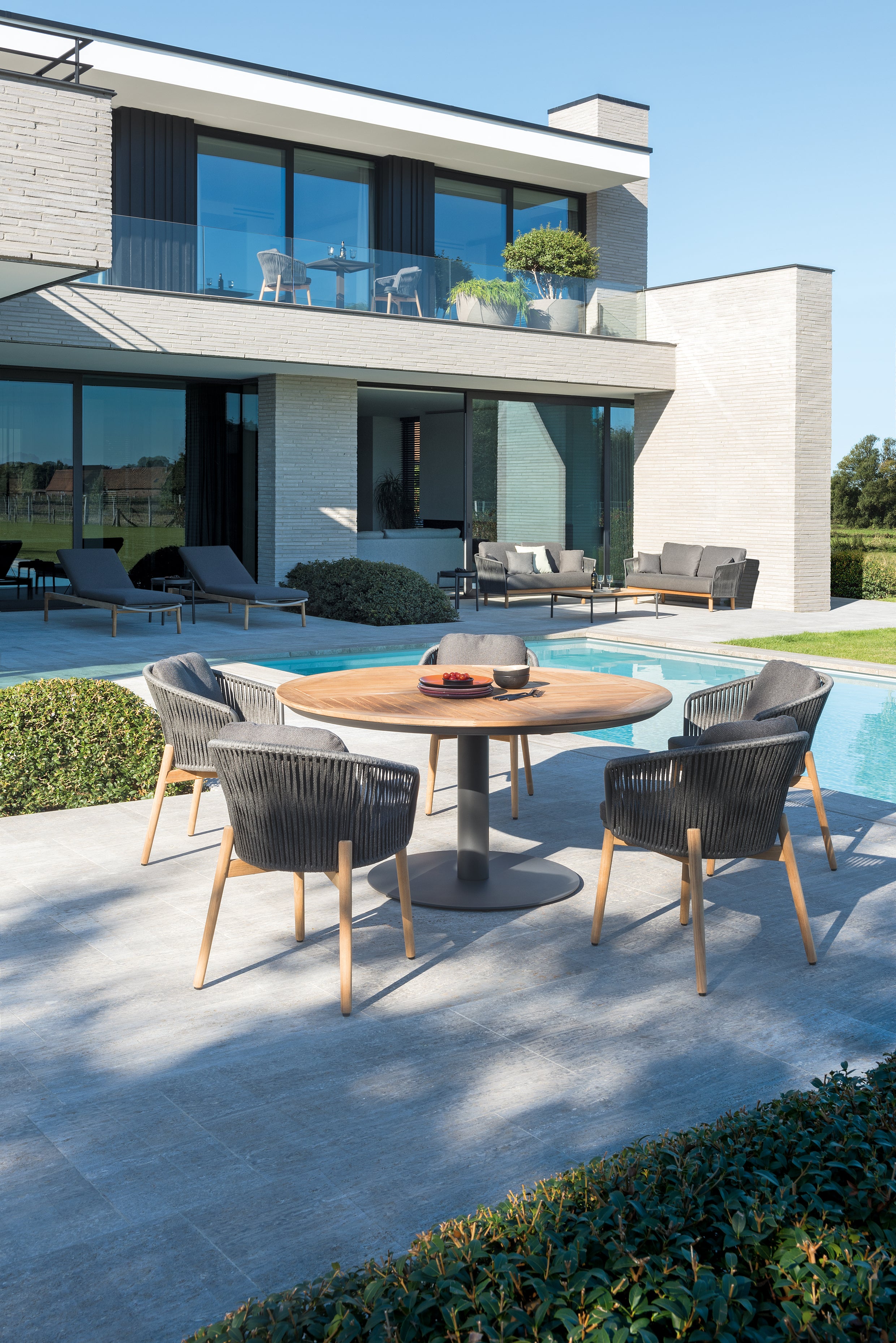 Alexa - Round dining table Diphano