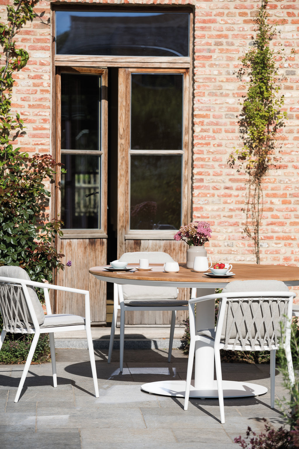 Alexa - Round dining table Diphano