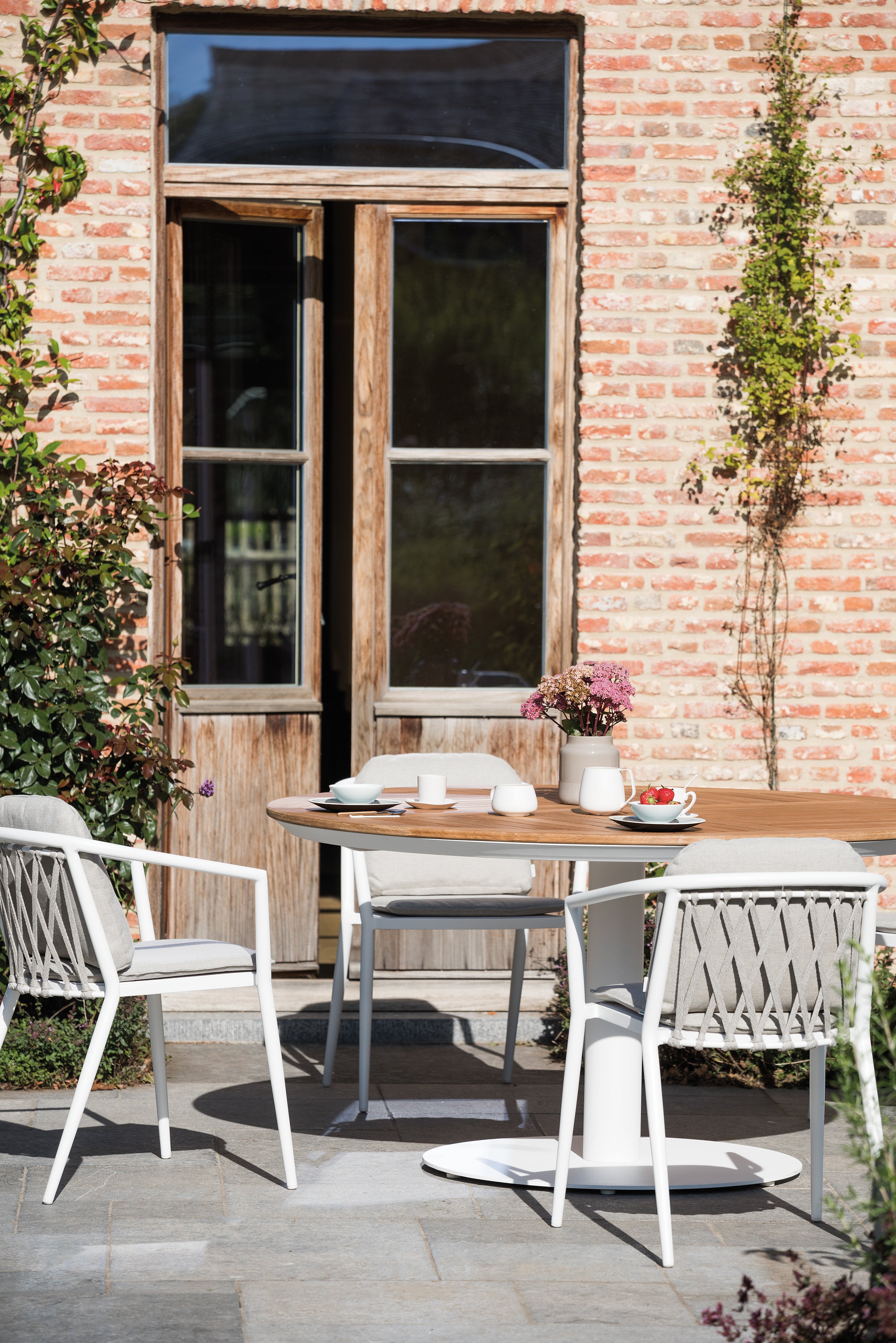 Alexa - Round dining table Diphano