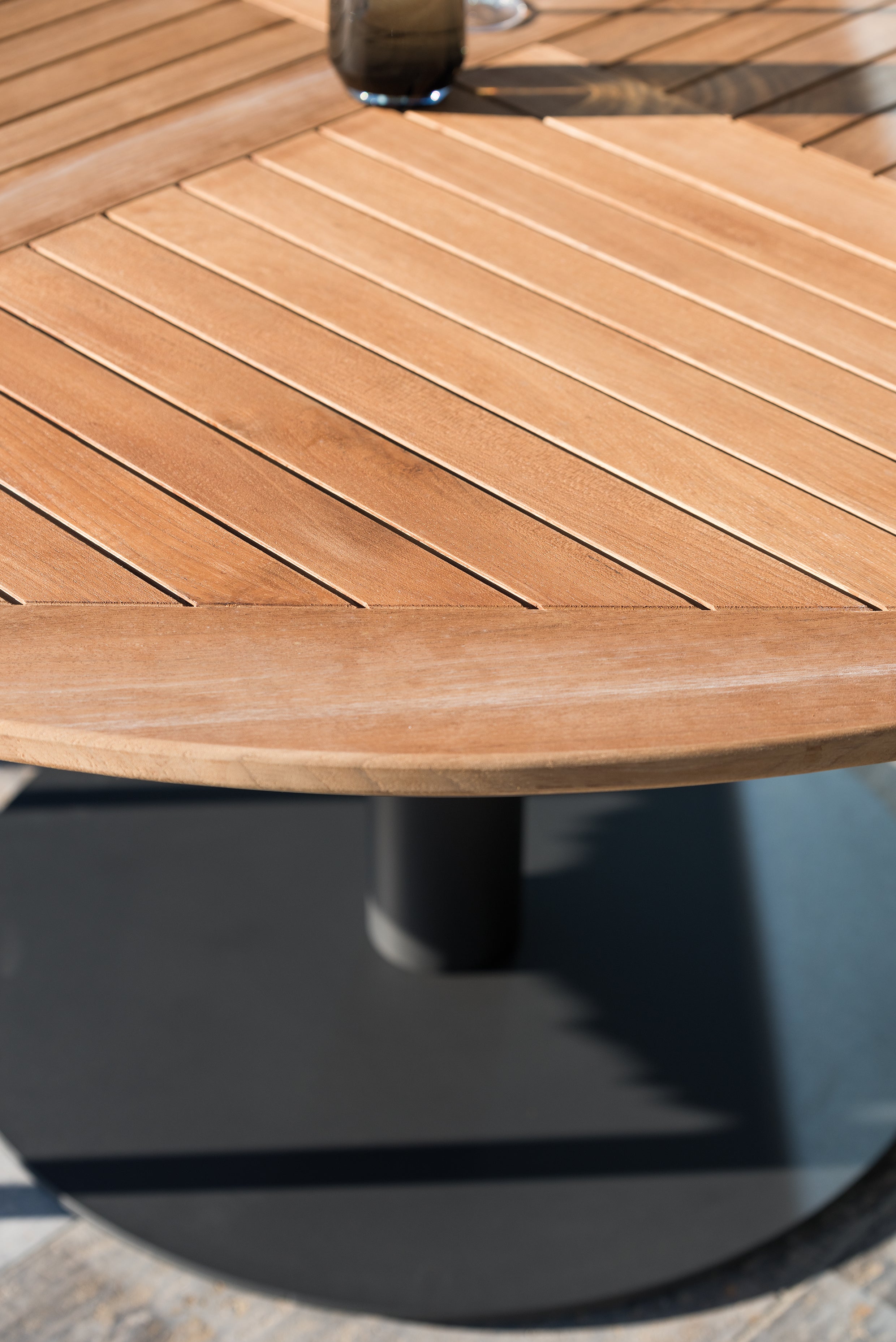 Alexa - Round dining table Diphano